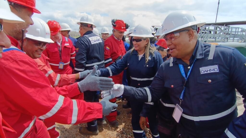 Trabajos de construcción y mantenimiento en campo petrolero, reflejo de la inversión petrolera en Venezuela